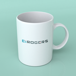 Caneca com a logo do EiRogers. Fundo branco e com as letras coloridas com as cores da padrão da logo.